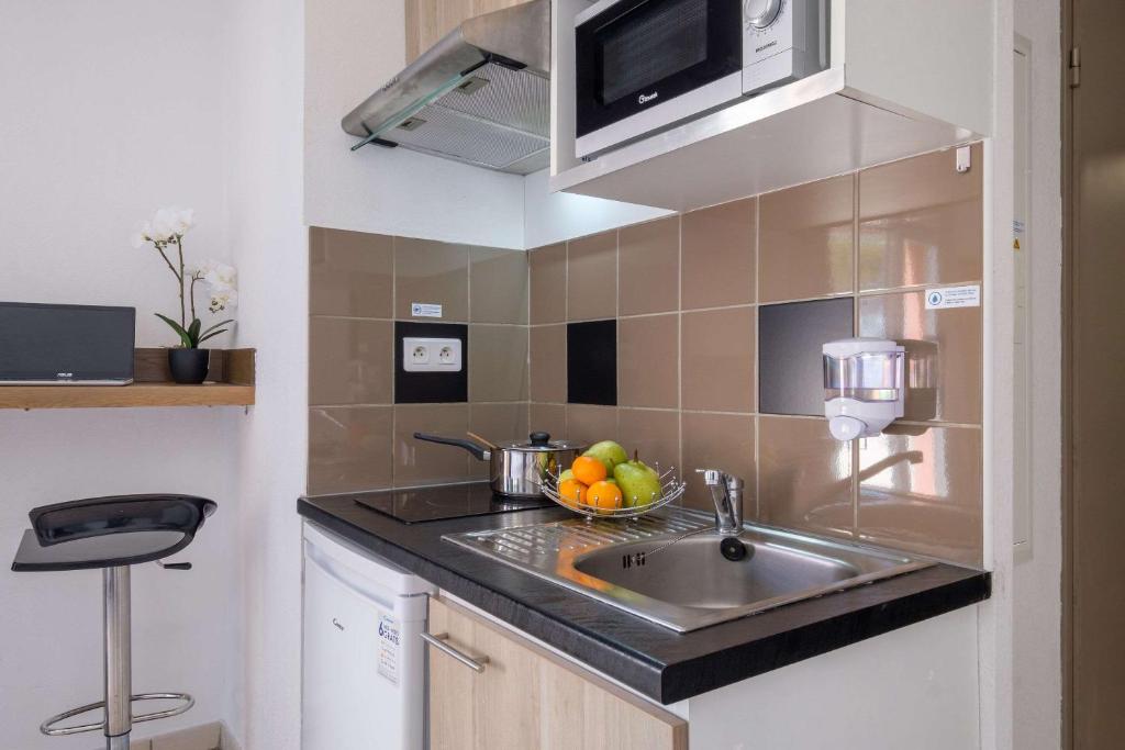 Kuchyň nebo kuchyňský kout v ubytování Comfort Aparthotel Antibes Le Maestria