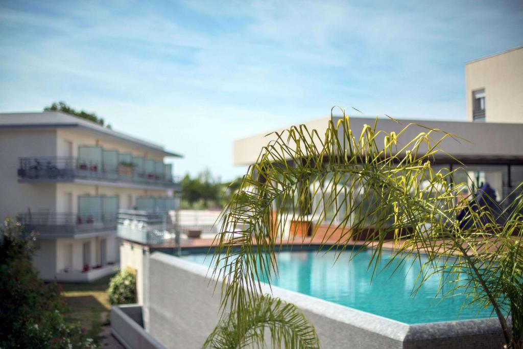 Bazén v ubytování Comfort Aparthotel Antibes Le Maestria nebo v jeho okolí