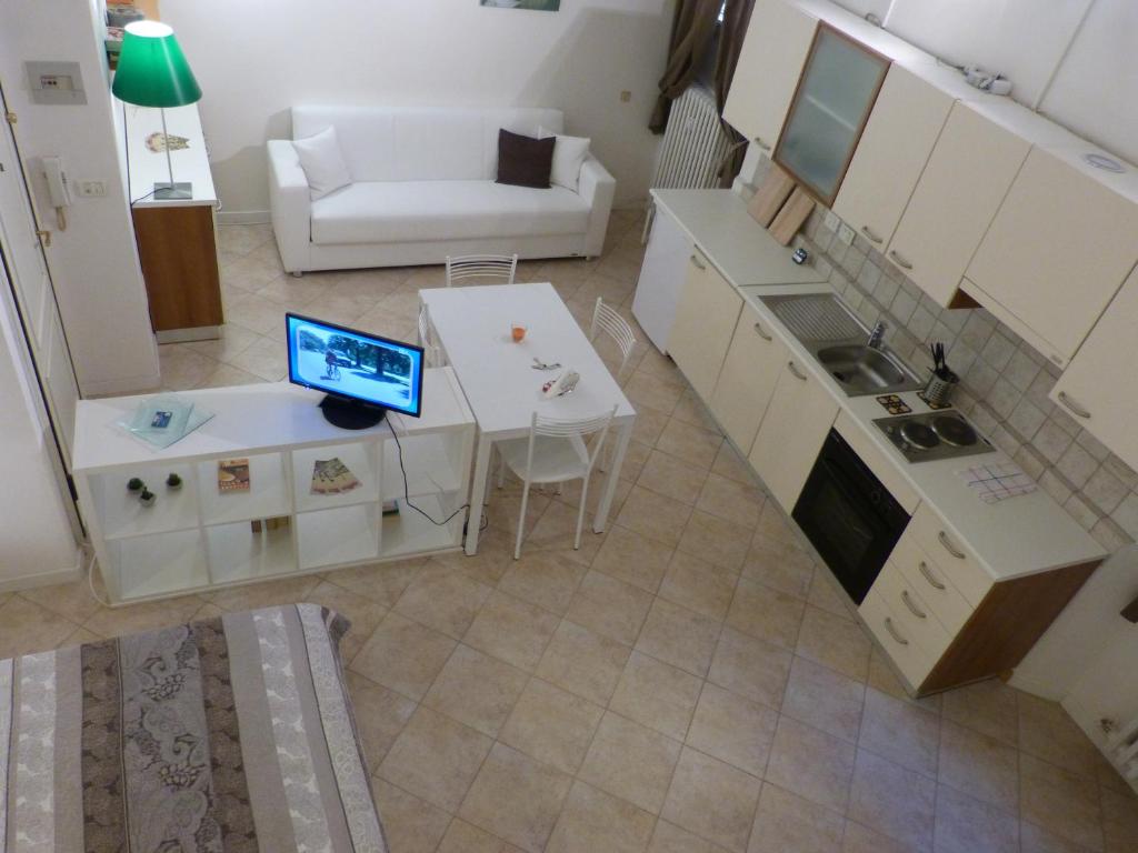 ボローニャにあるResidenza Galvaniのキッチン、リビングルームが備わります。
