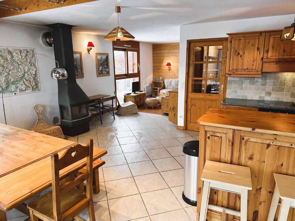 une cuisine avec une table et une cuisinière dans l'établissement Duplex familial 5 pièces, 8 pers, à 400m des commerces - FR-1-464-244, à Pralognan-la-Vanoise