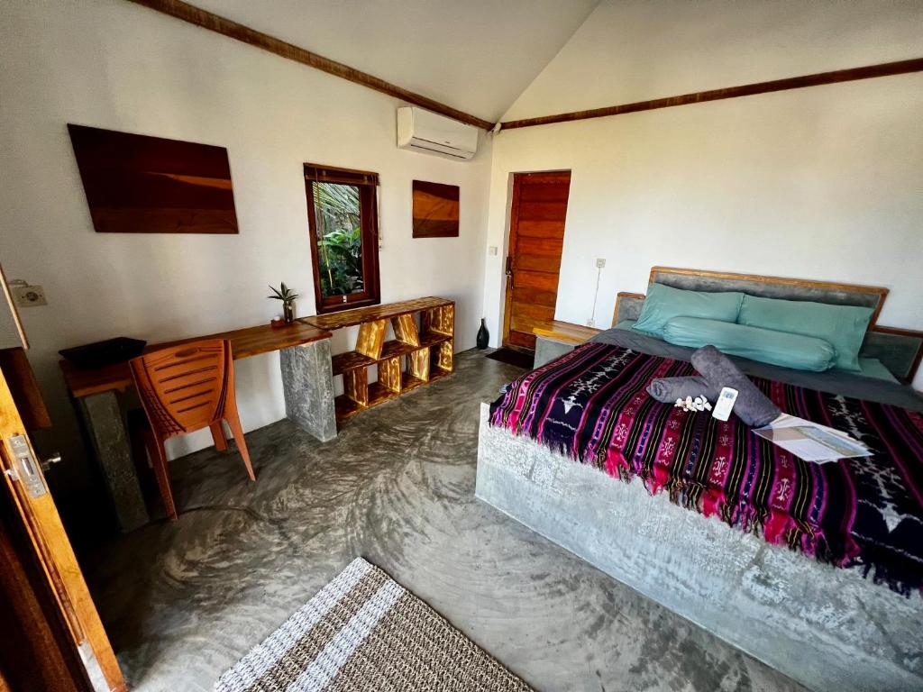 Postel nebo postele na pokoji v ubytování Are Guling Beach Bungalows