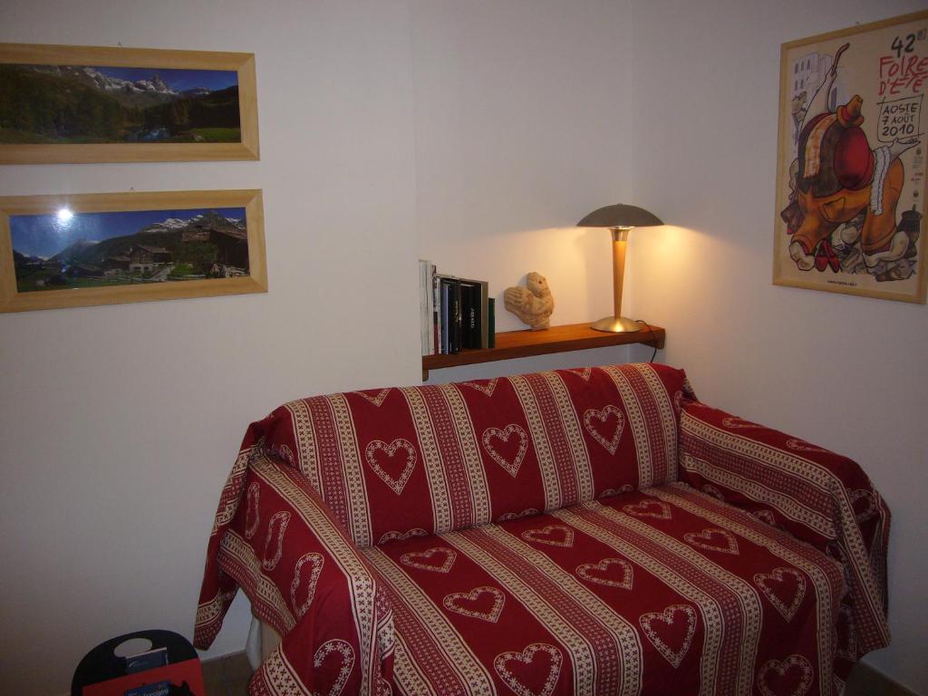 A seating area at Le Chaton Fait Ronron