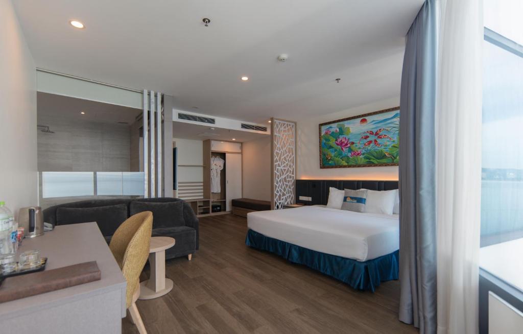 Postel nebo postele na pokoji v ubytování Lucky Sun Hotel Nha Trang Beach