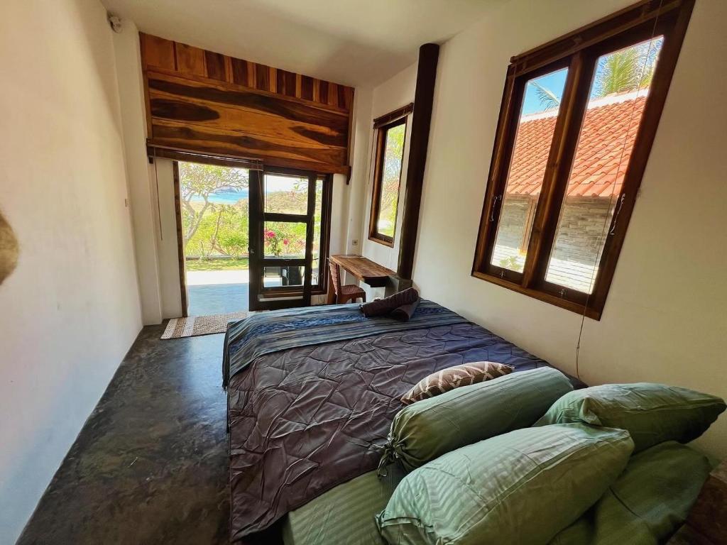 Postel nebo postele na pokoji v ubytování Are Guling Beach Bungalows