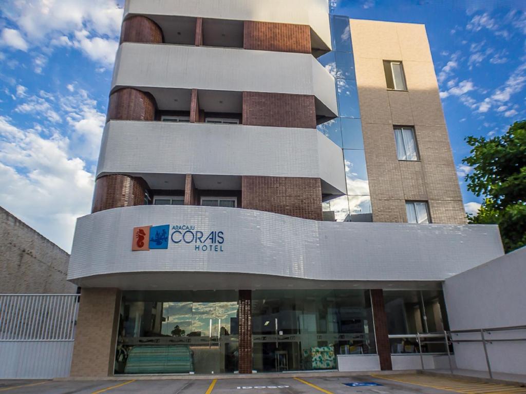 un edificio con un cartel en la parte delantera en Aracaju Corais Hotel, en Aracaju