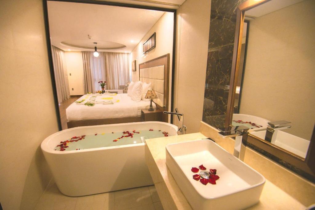 Koupelna v ubytování Grand Sea Hotel Danang