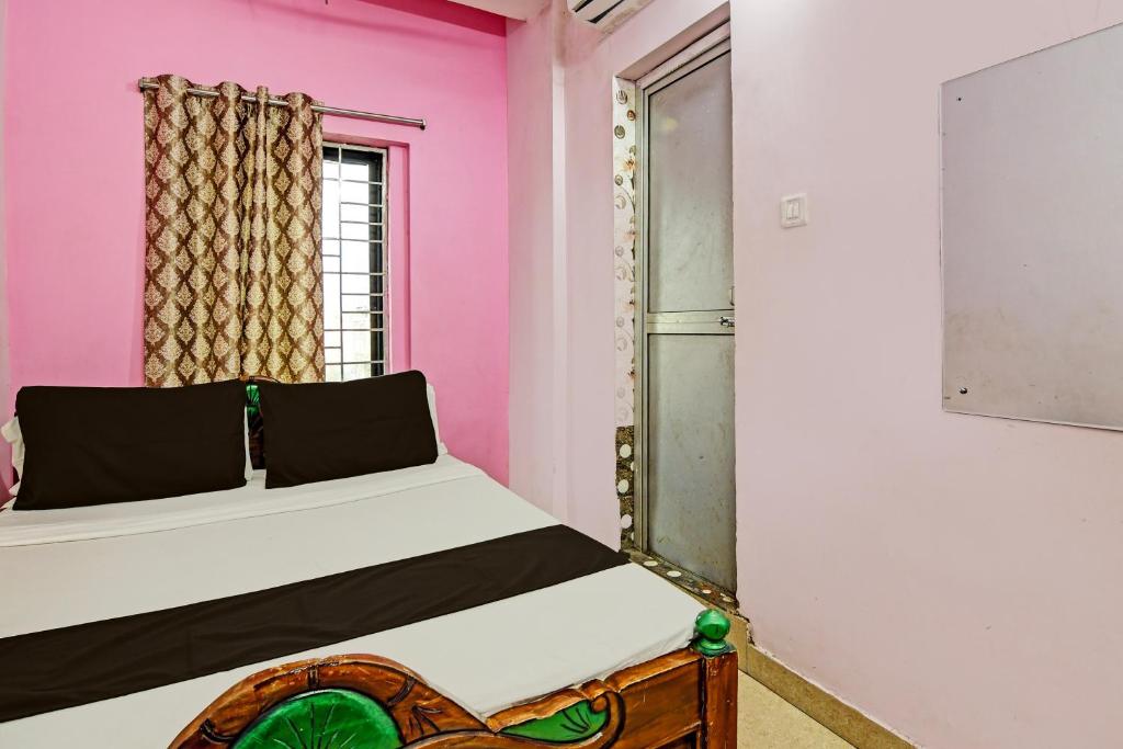 Postel nebo postele na pokoji v ubytování Hotel O Mahalaxmi lodge