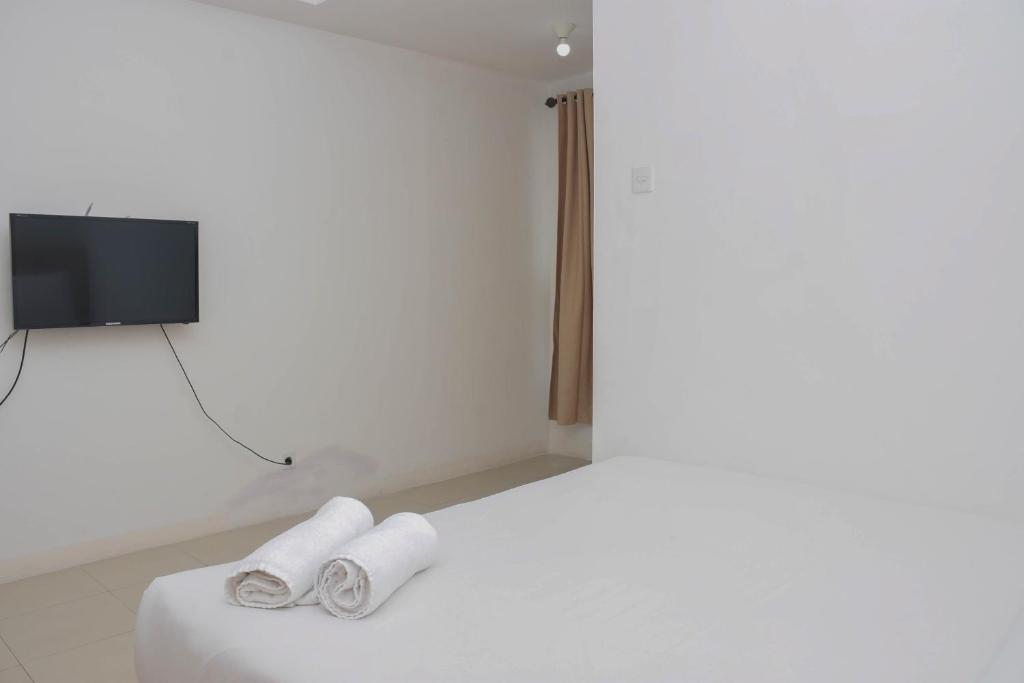 Cozy and Strategic Studio at Bassura City Apartment By Travelio - Apartamento De Estudio
