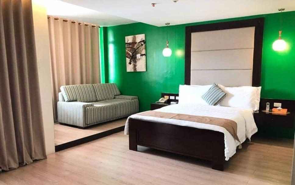 Postel nebo postele na pokoji v ubytování Coron Gateway Hotel & Suites