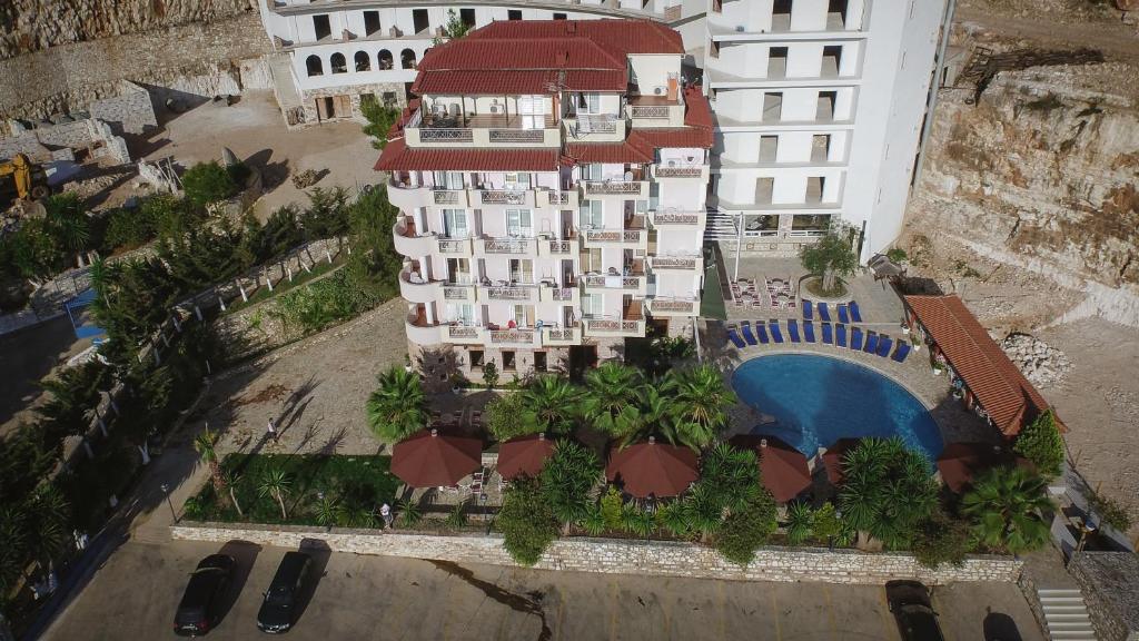 Bazén v ubytování Hotel Panorama Sarande nebo v jeho okolí