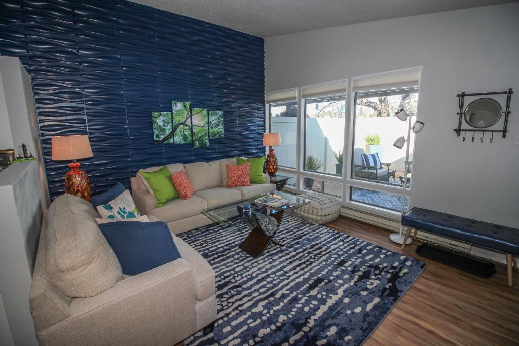 un salon avec un canapé et une télévision dans l'établissement Cobalt Condo condo, à Grand Junction