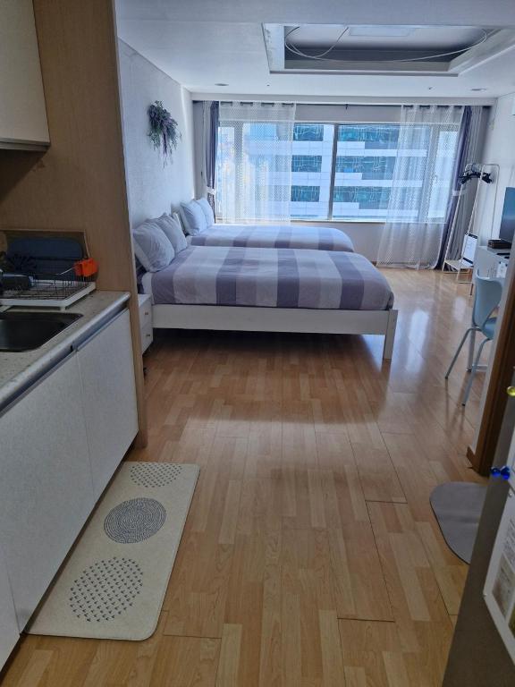 Posezení v ubytování Hongdae Residence-4 - 1min from Hongik Univ Station #1