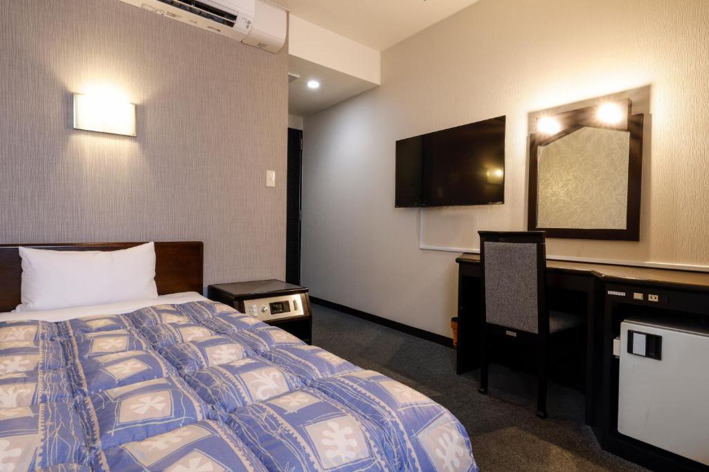 Postel nebo postele na pokoji v ubytování Kotohira Riverside Hotel