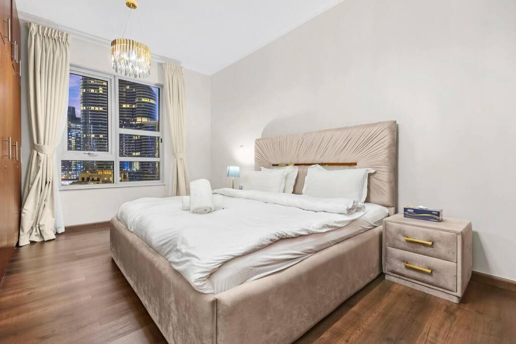 Postel nebo postele na pokoji v ubytování FIRST CLASS 2BR with full DUBAI DOWNTOWN SKYLINE view