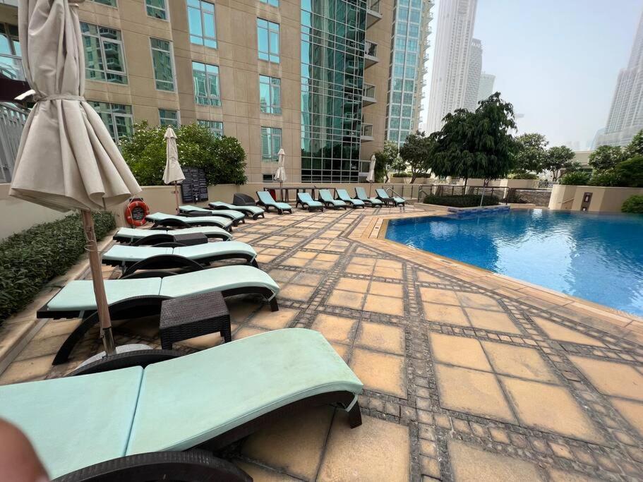 Bazén v ubytování FIRST CLASS 2BR with full DUBAI DOWNTOWN SKYLINE view nebo v jeho okolí