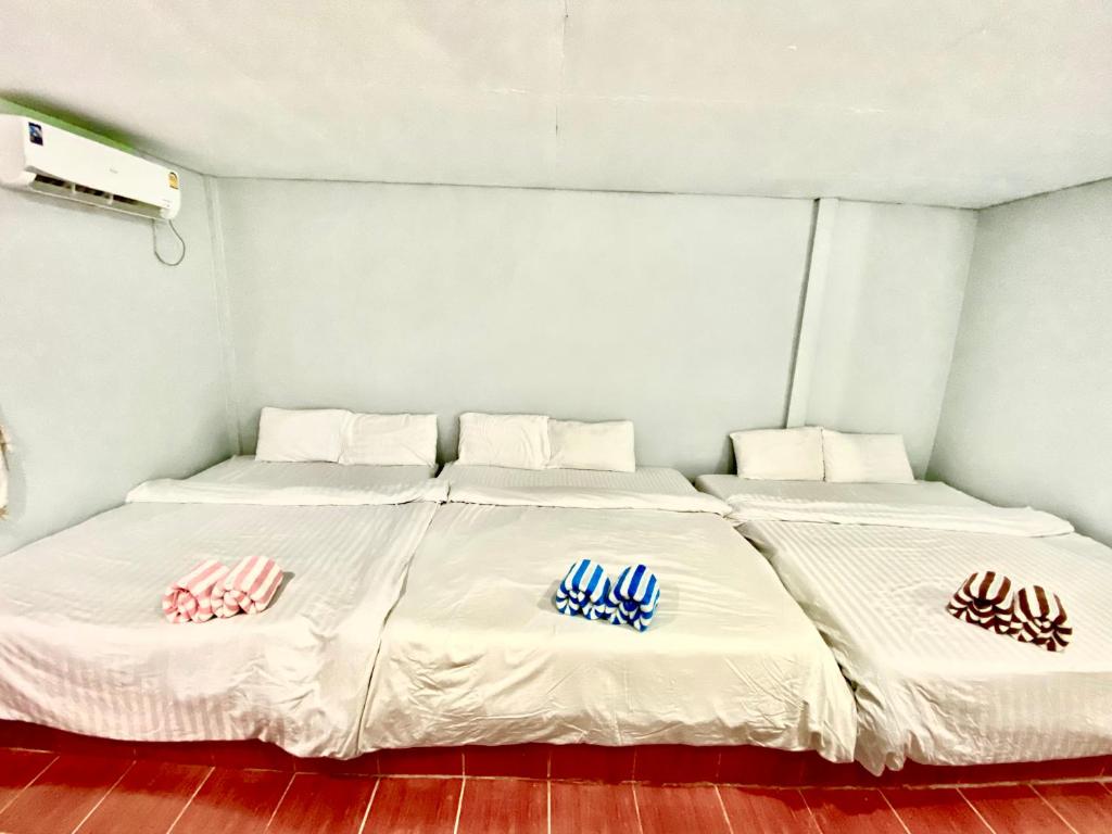 Postel nebo postele na pokoji v ubytování บ้านหมอบิวรีสอร์ทเชียงคาน BaanmhorbiwResortChiangKhan