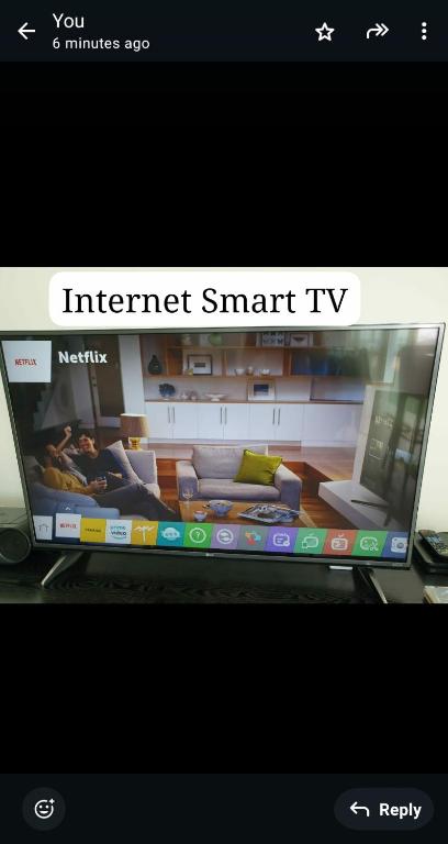 TV a/nebo společenská místnost v ubytování Cosy Afiniti suite next to Legoland