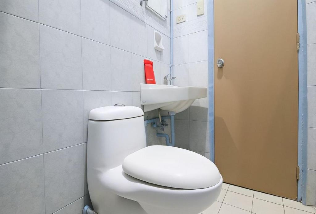 Koupelna v ubytování RedDoorz @ Bankal Lapulapu