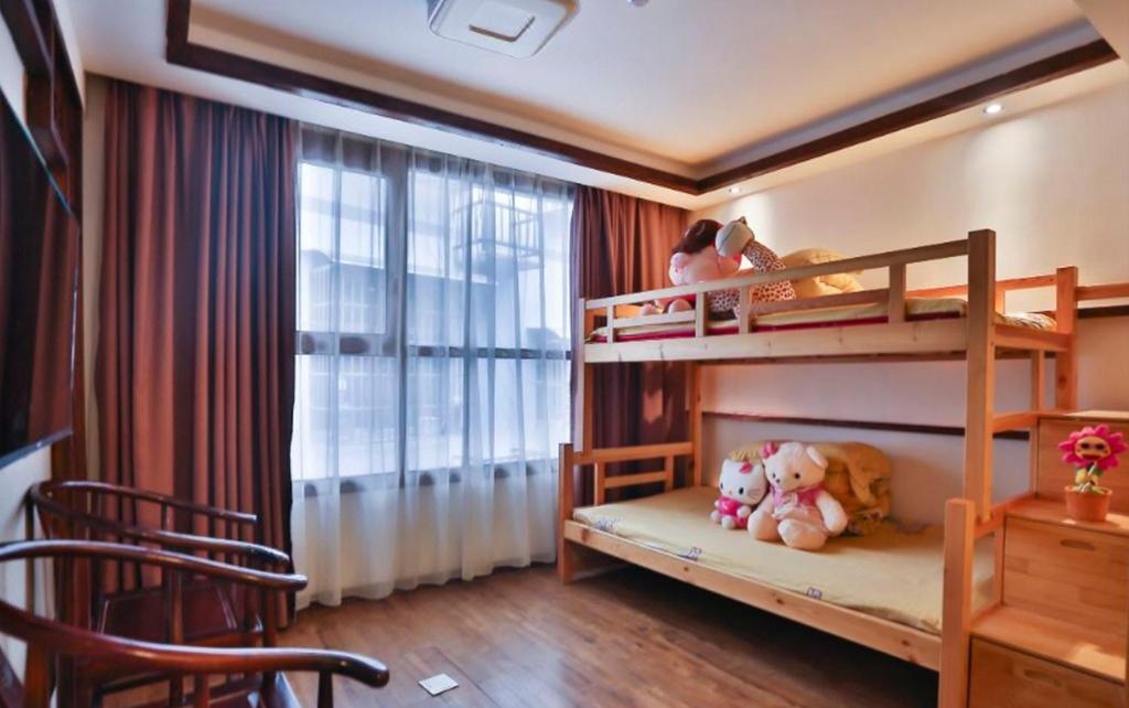 Postel nebo postele na pokoji v ubytování Zhangjiajie Huan Sha Ju Hotel
