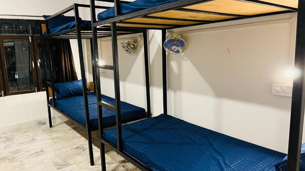 Palanda nebo palandy na pokoji v ubytování EL PROFESOR varanasi