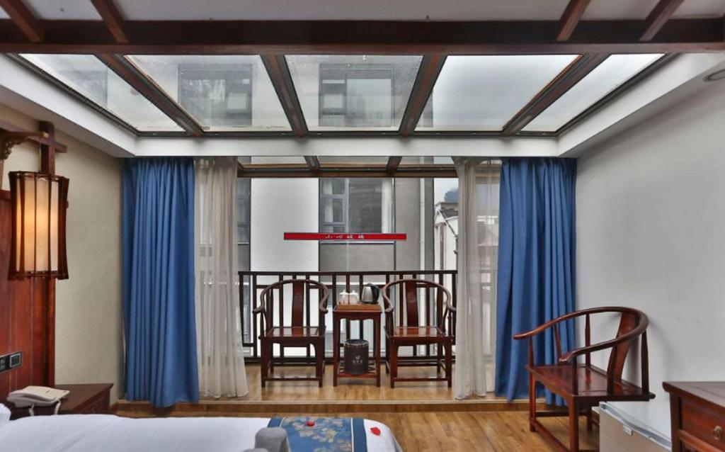Postel nebo postele na pokoji v ubytování Zhangjiajie Huan Sha Ju Hotel