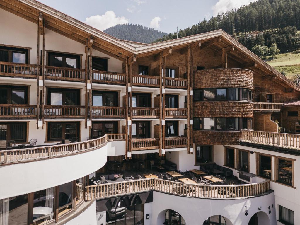 Nespecifikovaný výhled na hory nebo výhled na hory při pohledu z hotelu
