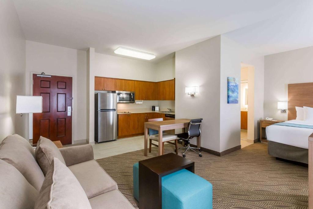 Kuchyň nebo kuchyňský kout v ubytování Hawthorn Extended Stay by Wyndham Naples