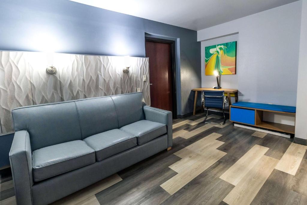 Ein Sitzbereich in der Unterkunft Days Inn &amp; Suites by Wyndham Milwaukee
