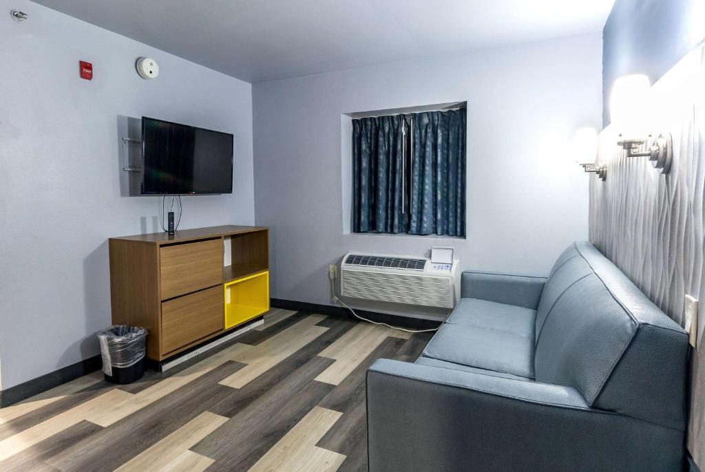 TV&#47;Unterhaltungsangebot in der Unterkunft Days Inn &amp; Suites by Wyndham Milwaukee