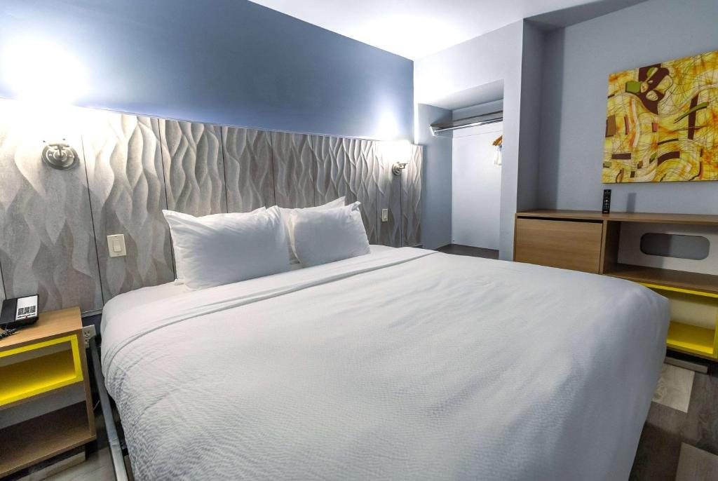 Ein Bett oder Betten in einem Zimmer der Unterkunft Days Inn &amp; Suites by Wyndham Milwaukee