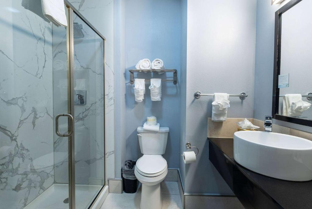 Ein Badezimmer in der Unterkunft Days Inn &amp; Suites by Wyndham Milwaukee