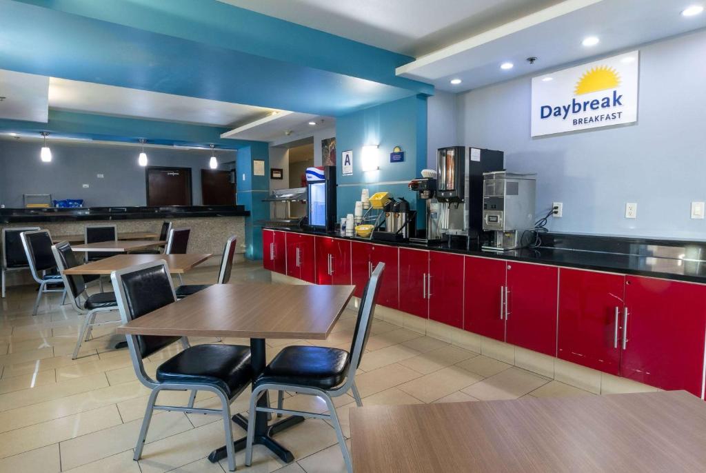 Ein Restaurant oder anderes Speiselokal in der Unterkunft Days Inn &amp; Suites by Wyndham Milwaukee 