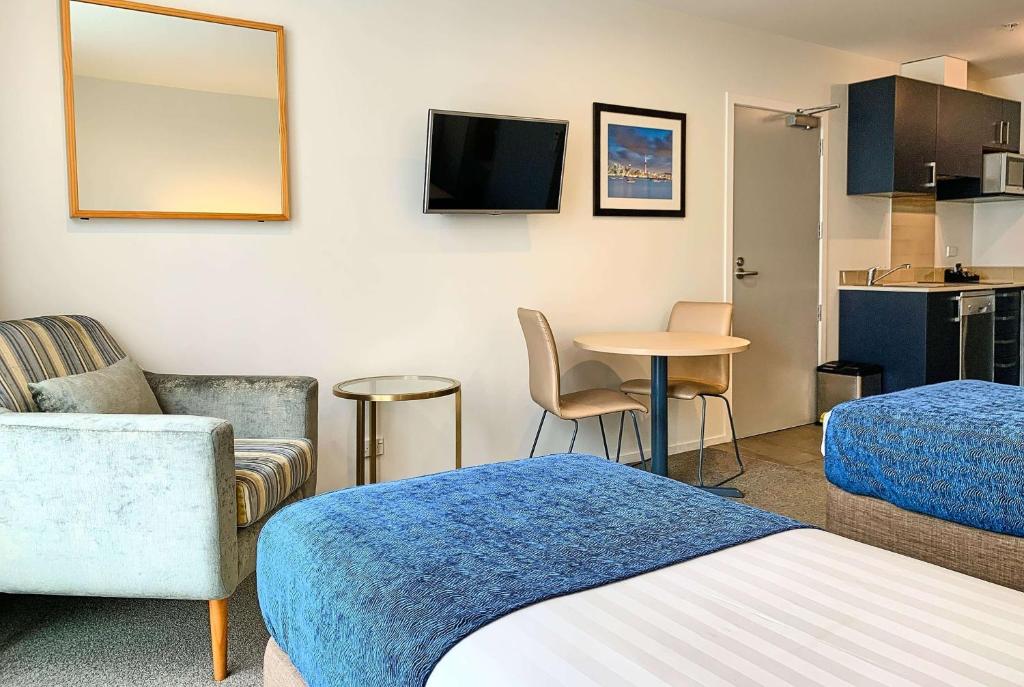 Televiisor ja/või meelelahutuskeskus majutusasutuses Ramada Suites by Wyndham Albany