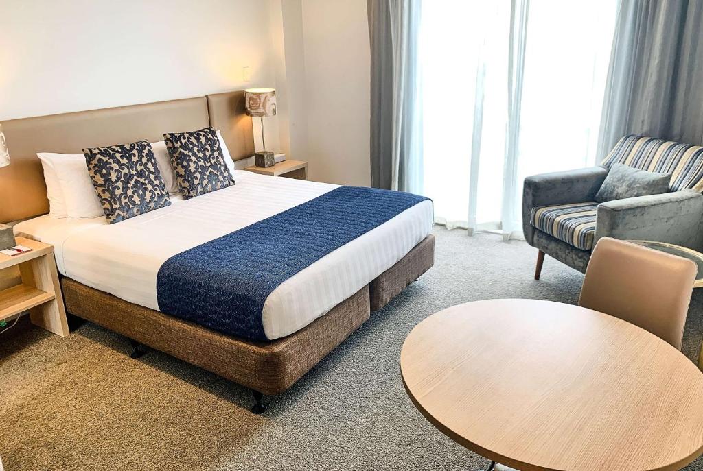 Voodi või voodid majutusasutuse Ramada Suites by Wyndham Albany toas