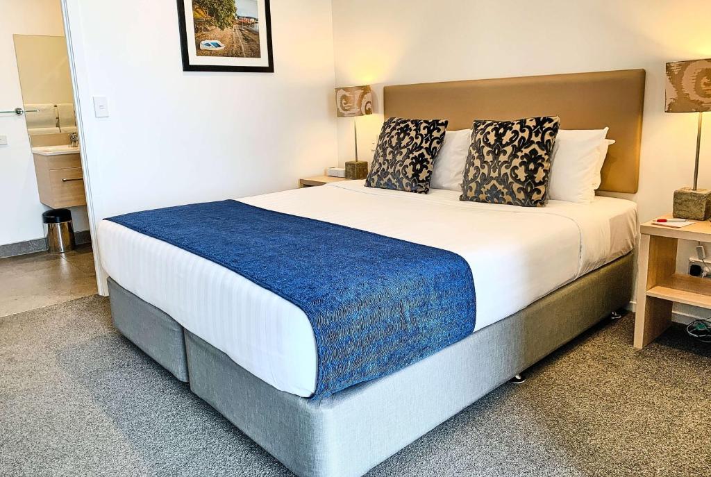 Voodi või voodid majutusasutuse Ramada Suites by Wyndham Albany toas