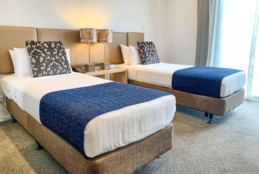 Voodi või voodid majutusasutuse Ramada Suites by Wyndham Albany toas