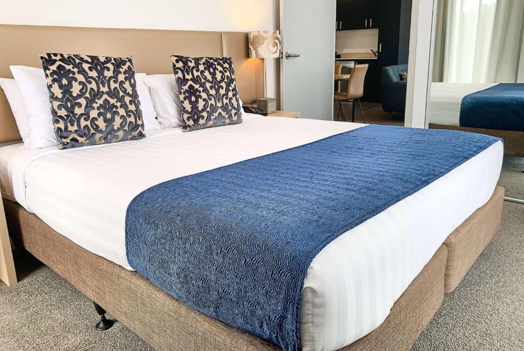 Voodi või voodid majutusasutuse Ramada Suites by Wyndham Albany toas