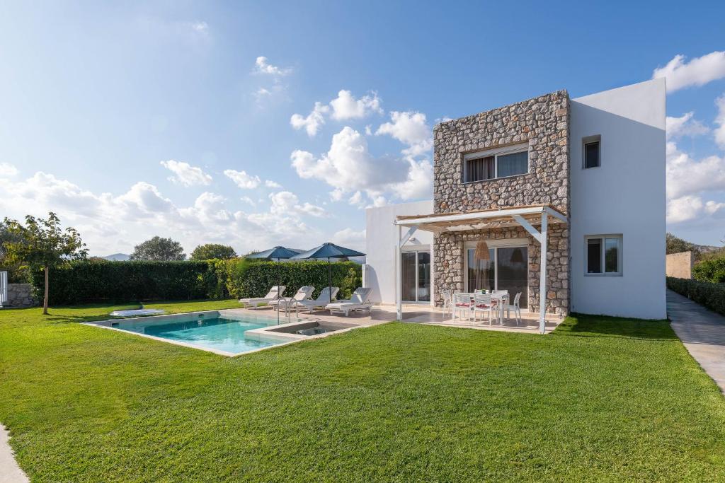 Bazén v ubytování OSSIANO POOL VILLAS, Heating Pool, 2 min drive to Haraki Beach & 10 to Lindos nebo v jeho okolí