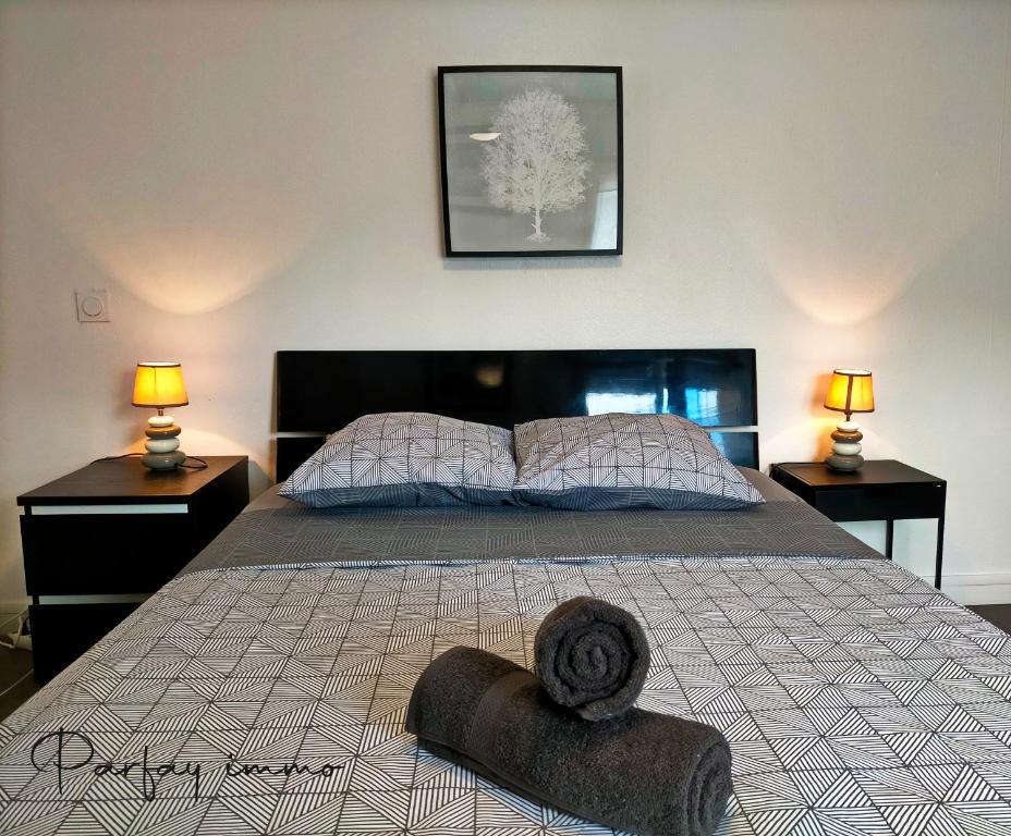una camera da letto con un letto grande con due comodini di Maison de bourg avec terrasse a Gerzat
