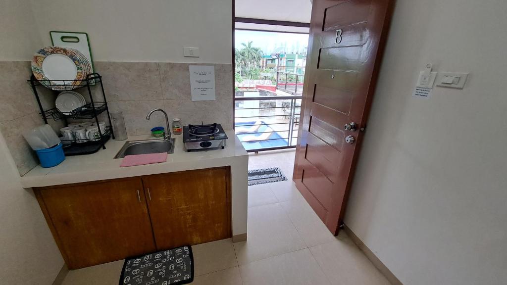 Kuchyň nebo kuchyňský kout v ubytování Villa Pamana Inn Puerto Galera powered by Cocotel