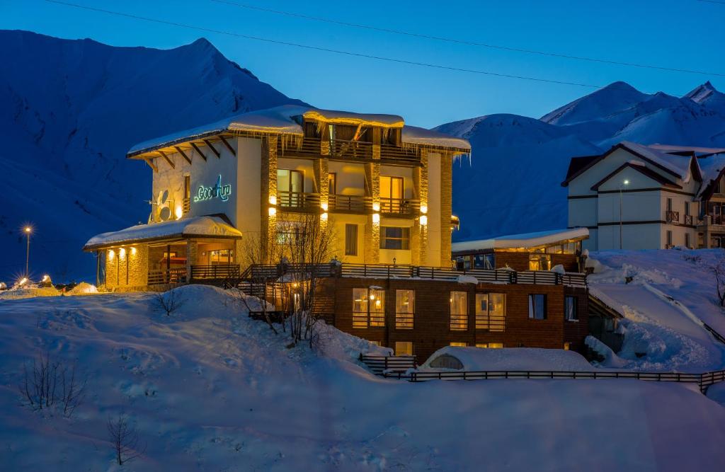 Nespecifikovaný výhled na hory nebo výhled na hory při pohledu z hotelu