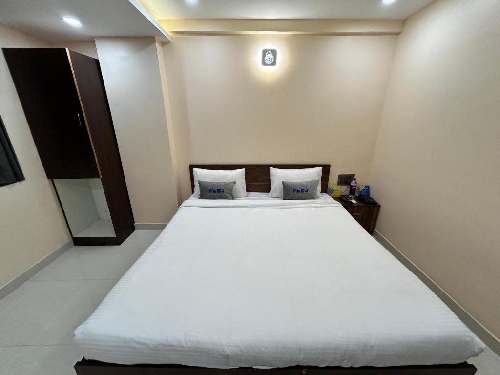 Postel nebo postele na pokoji v ubytování Hotel Alba Inn Shirdi