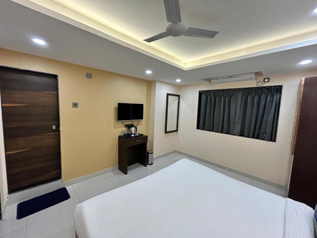 Postel nebo postele na pokoji v ubytování Hotel Alba Inn Shirdi