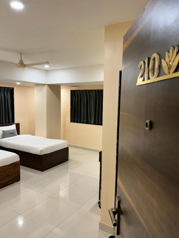 Postel nebo postele na pokoji v ubytování Hotel Alba Inn Shirdi