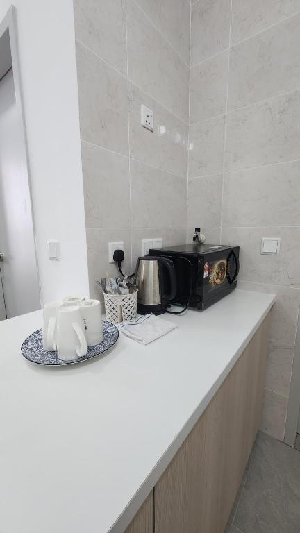 Příslušenství pro přípravu čaje a kávy v ubytování CasaZlyn Studio By MySky Stays at Presint 5, Putrajaya
