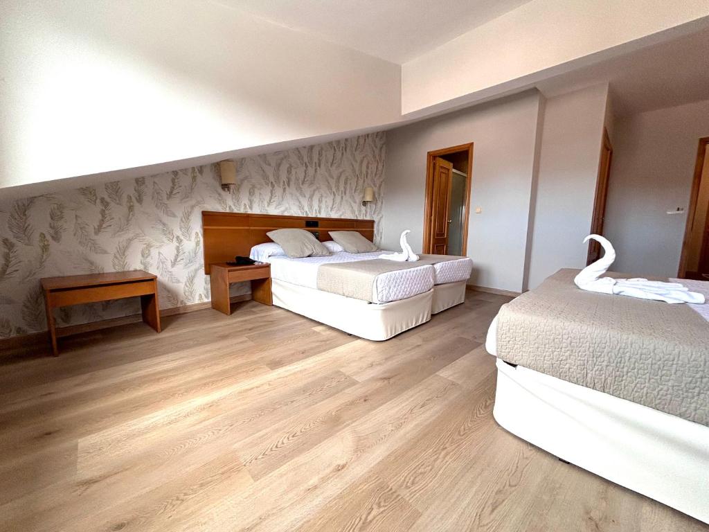A bed or beds in a room at Hotel Atalaya I