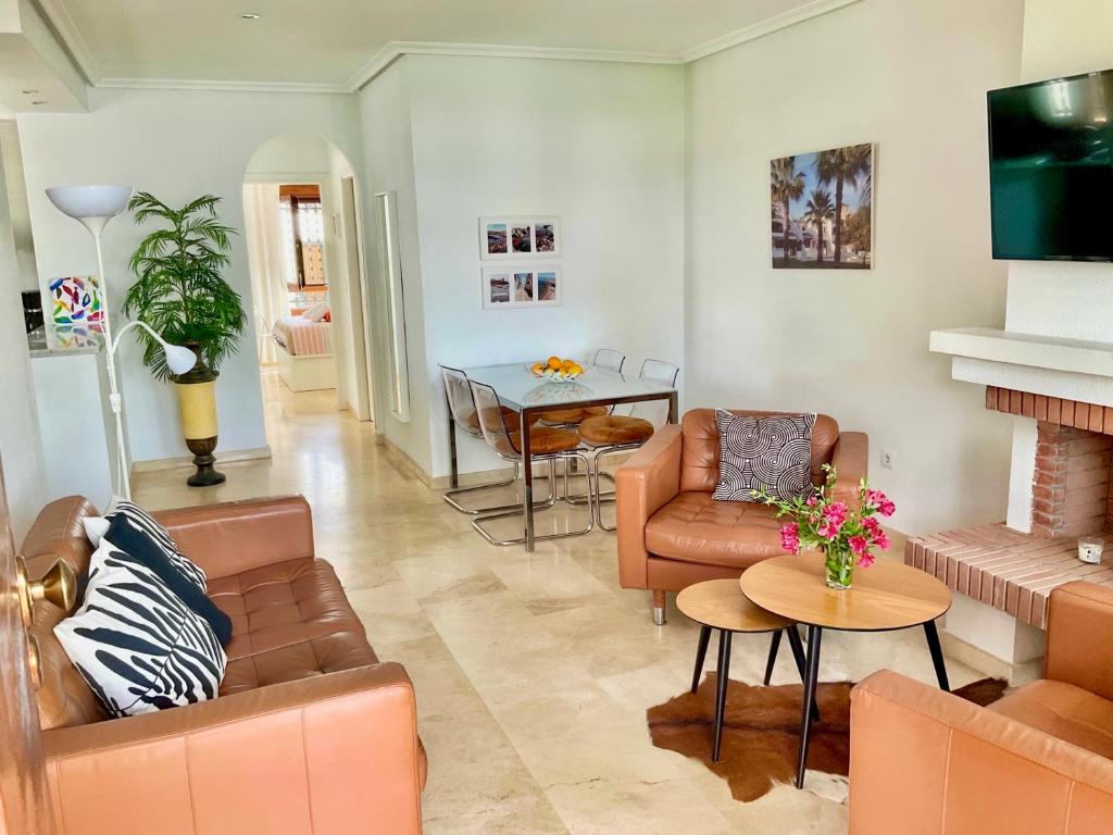 Televízia a/alebo spoločenská miestnosť v ubytovaní Gound Floor Bungalow Jumilla III Playa Flamenca