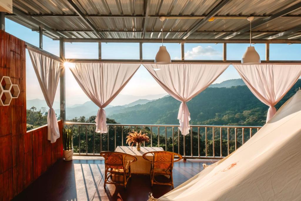 Nespecifikovaný výhled na hory nebo výhled na hory při pohledu z luxury tent