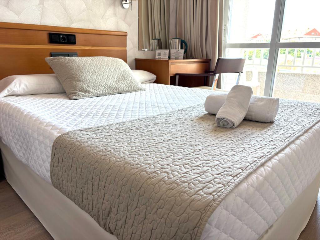 A bed or beds in a room at Hotel Atalaya I