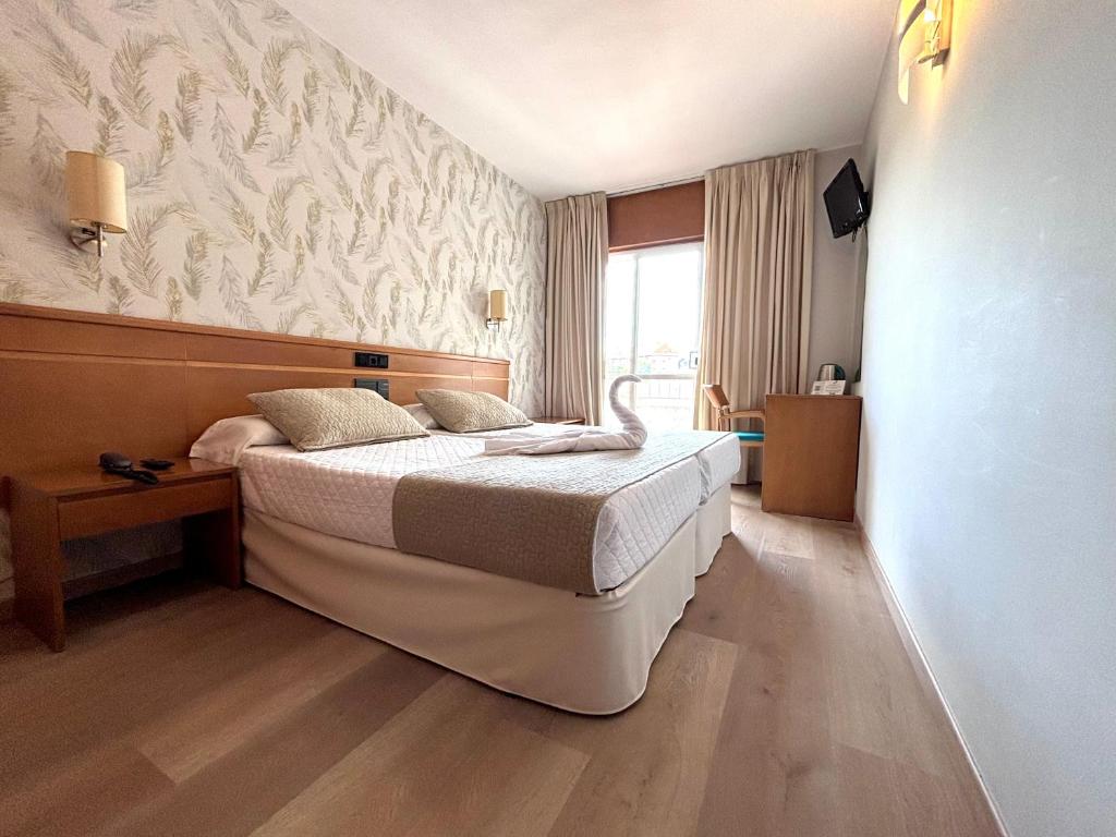 A bed or beds in a room at Hotel Atalaya I